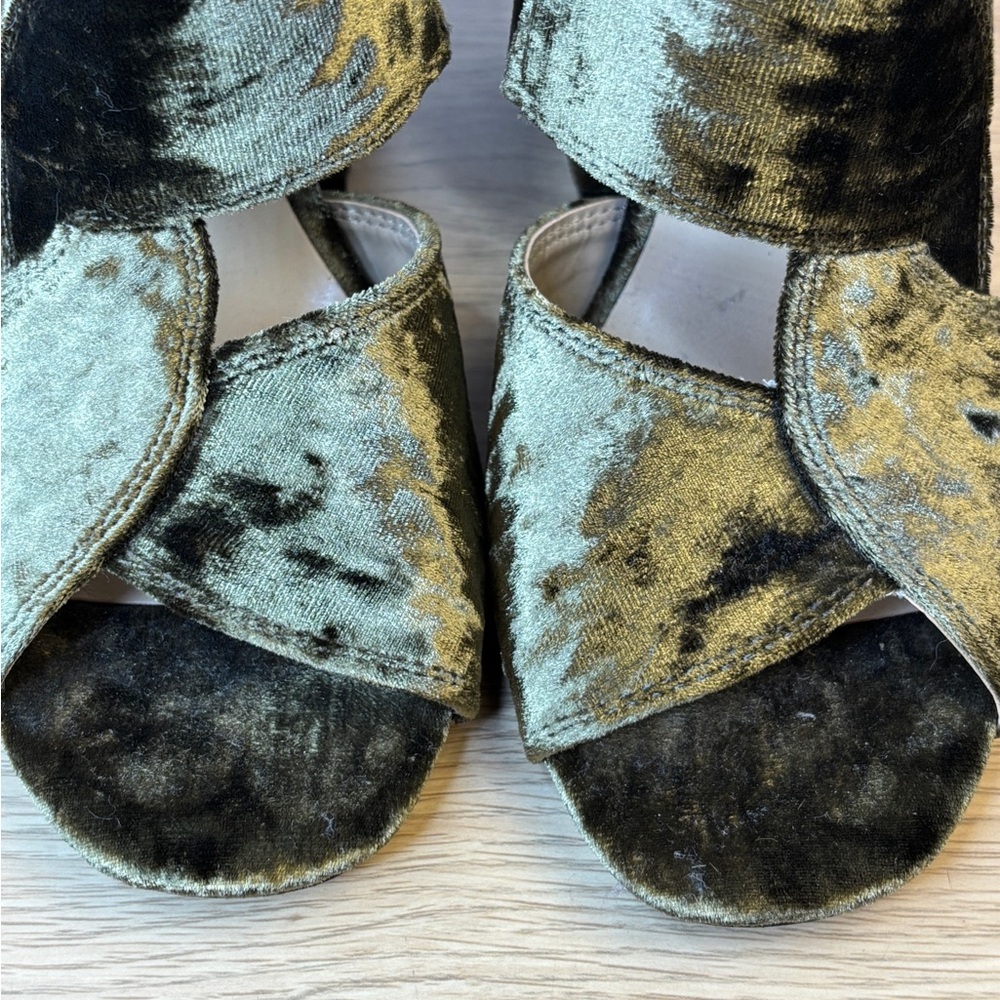 “CAbi” Crushed‎ Velvet Interlock Block Heel Sandals - Olive Green Woman’s 7 - Picture 4 of 9